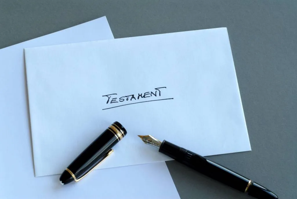 Pour éviter les litiges familiaux et protéger ses proches, il est possible d’établir un testament.